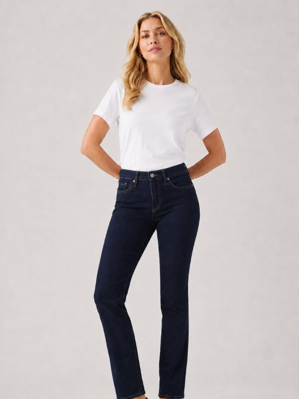 Levi’s Women’s Classic Straight Jeans 28x32 6L Dark Wash Stellar Stretch NWT